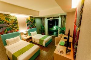 公主港阿齐扎天堂酒店 的酒店客房配有两张床和一张书桌