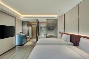 西安西安广成皇冠假日酒店的酒店客房设有两张床和电视。