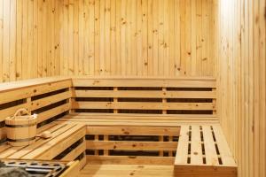 图利凯尔Sky Garden Resort的木制桑拿房,里面设有长凳