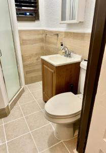 大西洋城3 Bedrooms, Boardwalk Duplex Beachblock Home!的浴室配有卫生间、盥洗盆和淋浴。