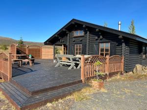 BlaskogabyggoCosy cabin with amazing view on the Geysir的黑色小木屋 - 带木甲板