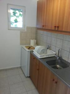 VóroiVintage House-Vori-Rent Rooms的厨房配有水槽和洗衣机