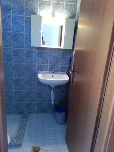 VóroiVintage House-Vori-Rent Rooms的一间带水槽和镜子的浴室