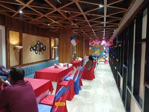 德奥加尔Hotel Ekta International的红蓝色餐厅的一排桌子