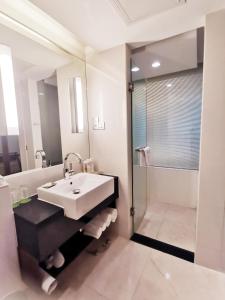 上海上海浦东假日酒店的一间带水槽和淋浴的浴室