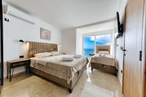 多布拉沃达Resort Stikovic的一间带两张床的卧室,享有海景