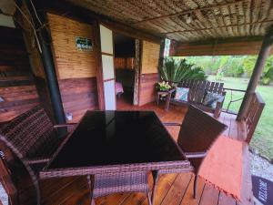MahevaMoanaiti Lodge的木甲板上的桌椅
