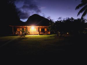MahevaMoanaiti Lodge的夜晚有灯的房子