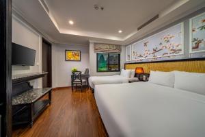 河内Amara Hanoi Hotel的酒店客房设有一张大床和一台电视。