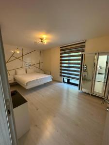 Nilüferبورصة شقة مريحة Bursa Nilufer مَنْظَرٌ جَمِيلٌ的一间设有床铺和窗户的大卧室
