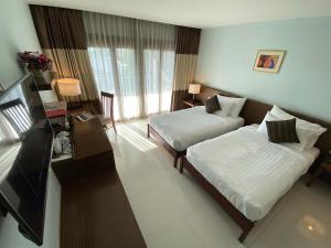 清盛暹罗三角酒店的酒店客房设有两张床和电视。