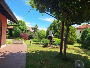 里耶卡Villa Fiumana的庭院内带凉亭的花园