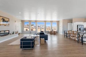 比格沃特Crimson Suite~ Canyon Desert Getaway with views的大型客厅设有桌椅和窗户。