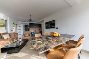 多布拉沃达Resort Stikovic的厨房以及带大理石桌椅的起居室。