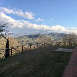 巴尼奥维尼奥尼Agriturismo Le Querciole in Val d'Orcia的山坡上设有围栏,享有山景