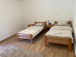 贝拉茨尔克瓦Camping Oaza的双床间,铺有木地板