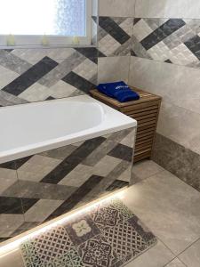普雷绍夫Penzión IMRICH CAR的带浴缸的浴室和瓷砖地板。