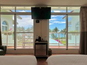 Fushan海水蓝民宿的酒店客房设有两张床和大窗户。