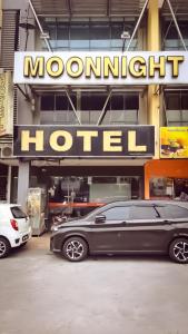 黑风洞MoonNight Hotel的一个摩根酒店前的停车场