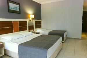 阿拉尼亚Kaila Krizantem Hotel的一间酒店客房,房间内设有两张床