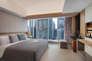 广州广州国际金融中心雅诗阁服务公寓 - 广交会免费穿梭巴士的一间卧室设有一张床和一个大窗户