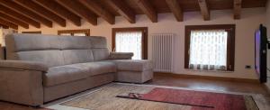 维琴察Albergo Torre的带沙发和地毯的客厅