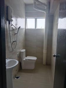 波德申The CRISNA'S Apartment的一间带卫生间和水槽的浴室