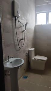 波德申The CRISNA'S Apartment的带淋浴、卫生间和盥洗盆的浴室