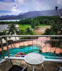 珍南海滩Langkawi Lagoon Resort Seaview的享有游泳池景致的阳台