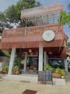 纳闽巴霍Puu Pau Hotel & Coffee Shop的前面有标牌的餐厅