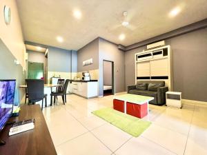 哥打京那巴鲁Capital O 90986 The Loft Residences Homestay @ Imago Shopping Mall 1的客厅配有沙发和桌子