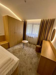 Tsarivka卡里维卡酒店的酒店客房配有一张床铺和一张桌子。