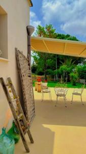 库特罗菲安诺A Lu Fanizza的庭院配有桌椅和黄色雨伞。