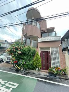 东京東洋の家-畳み部屋小庭園的停在大楼前的自行车