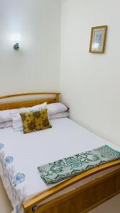 赫尔格达Apartment in Center of Hurghada的一间卧室配有带白色床单和黄色枕头的床。