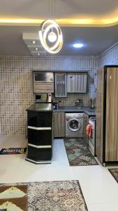 赫尔格达Apartment in Center of Hurghada的一间厨房,在房间内配有洗衣机和烘干机