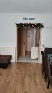 韦伦采Wellness Apartments in Velence的一间房间,门上装饰着圣诞花