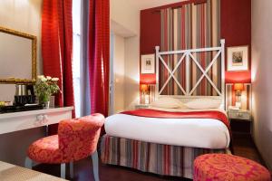 巴黎好男孩卢浮宫酒店的配有一张床和一把椅子的酒店客房