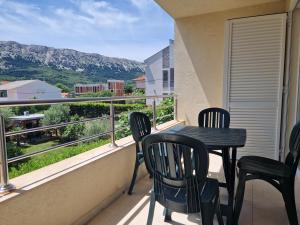巴斯卡Apartment Pavlakovic的设有一个配有桌椅并享有美景的阳台。