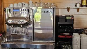 莫哈卡尔潘塔佐II酒店的厨房配有Nespresso咖啡机