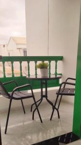 宏达海滩Casa Pancho Lanzarote的阳台上的绿桌和盆栽植物