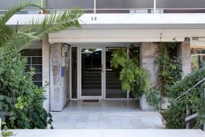 雅典La Residence Athens的玻璃门进入大楼的入口