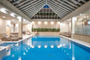 Matfen马特芬霍尔高尔夫及Spa酒店的游泳池,位于带泳池导览器的酒店客房内