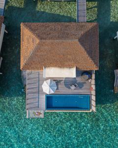 FenfushiRadisson Blu Resort Maldives的享有带游泳池的度假村的顶部景致