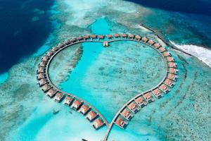FenfushiRadisson Blu Resort Maldives with 50 percent off on Sea Plane round trip 03 nights & above的海洋中心形的岛屿