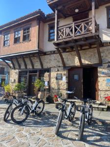 阿尔奈阿Aristotelous Alexandrou Historic Inn的停在大楼前的一群自行车