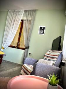 大特尔诺沃The Sunny Guest House of Veliko Tarnovo-Amazing View, Top Location的带沙发和窗户的客厅