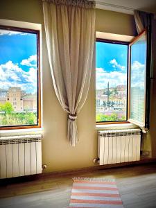 大特尔诺沃The Sunny Guest House of Veliko Tarnovo-Amazing View, Top Location的客房设有2扇窗户,享有城市美景。