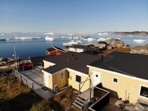 伊卢利萨特Grand seaview vacation house, Ilulissat的享有带码头房屋的空中景致