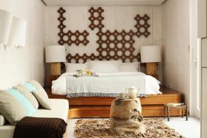 马里亚尔瓦卡萨斯科罗酒店的一间卧室配有一张床和一张沙发